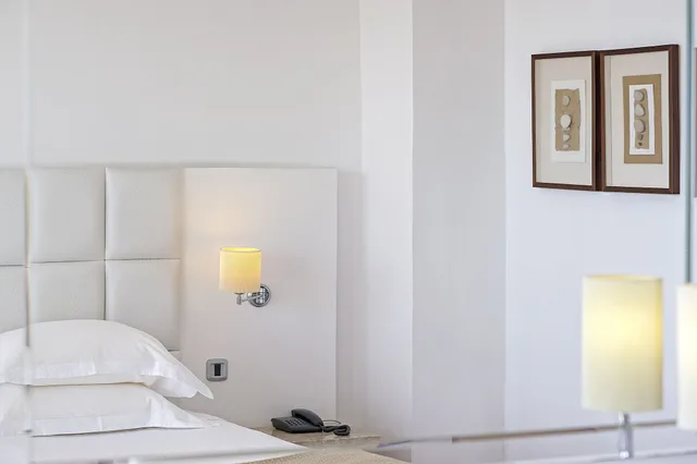 غرفة قياسية بإطلالة على البحر مع أريكة، Grecian Sands Hotel 7/7