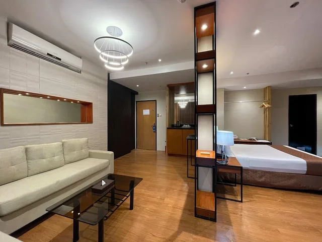 Business, Studio, Suite, Queen Bed, Golden Peak Hotel and Suites powered by Cocotel 8/10