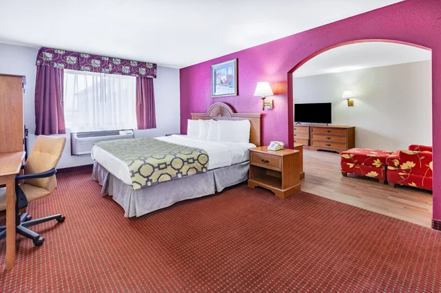 جناح بسرير كينج بغرفة نوم واحدة، Baymont by Wyndham Perrysburg/Toledo 1/7