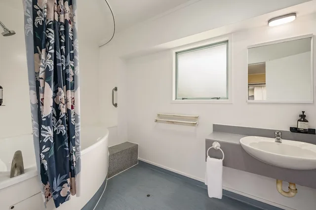 Upstairs, Studio, Queen Bed, Fenton Court Motel 7/7