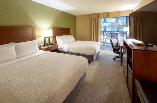 Standard, 2 Queen Beds, Pool Side, Patio, Best Western Fairmont 2/9