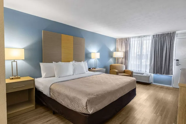 غرفة بسرير كينج، Econo Lodge Middlesboro, KY 1/4