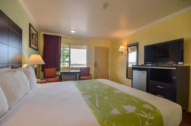 غرفة قياسية بسرير كينج، Econo Lodge 1/7