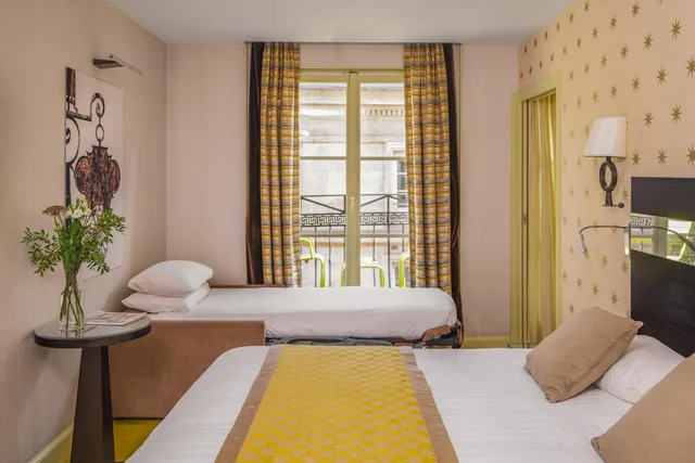 غرفة ثلاثية، Hotel Le Petit Paris 2/3
