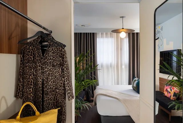 Edgar, Queen Bed، Arotel 2/2