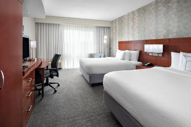 غرفة بسريرين كوين بشرفة، Courtyard Raleigh North/Triangle Town Center 2/4