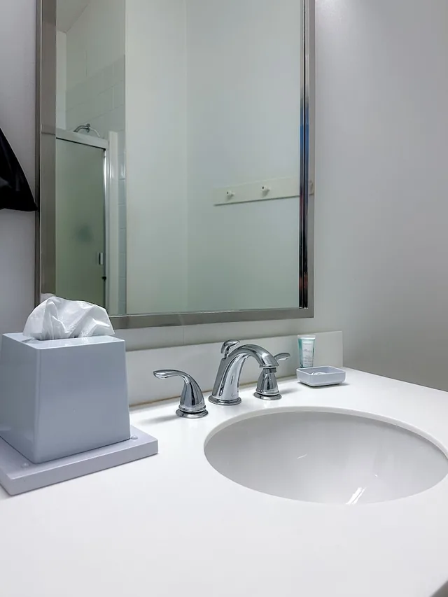 غرفة سوبيريور بسرير كينج بحوض جاكوزي، Four Points By Sheraton Prince George 8/10