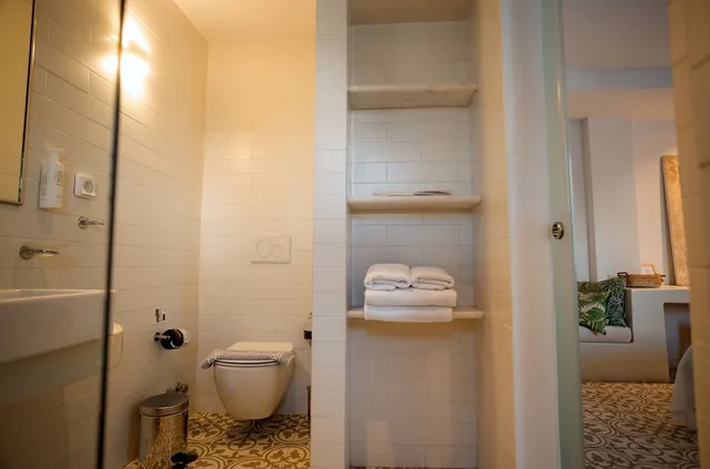 غرفة بسريرين منفصلين بحوض جاكوزي، Adonis Hotel Studios & Apartments 4/5