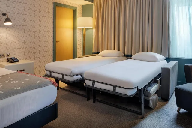 غرفة بسريرين منفصلين وسرير كينج وسرير كينج وسريرين منفصلين، Hilton Bournemouth 8/10