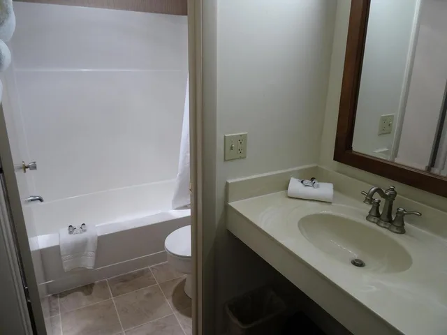 Room, King Bed, Bird-in-Hand Family Inn 2/3