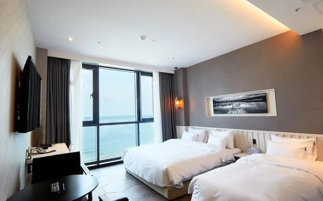 غرفة عائلية بسريرين منفصلين وسرير كينج وسرير فردي بإطلالة على البحر، Hotel Laon 5/10