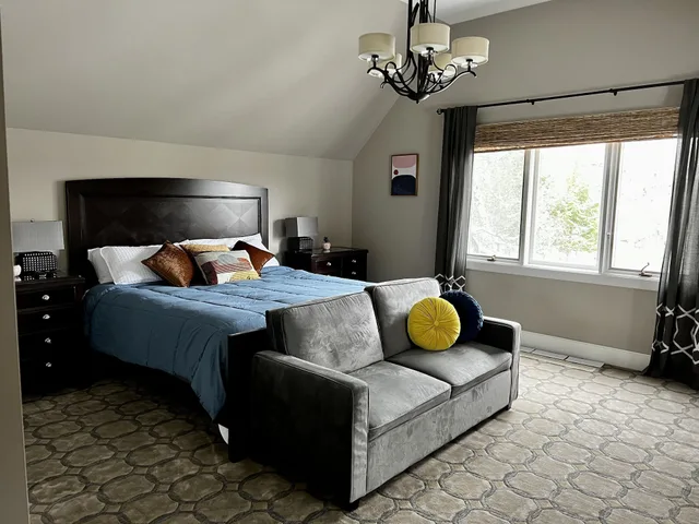 غرفة بسرير كينج بإطلالة على النهر، The River House at The Morris Estate 1/4