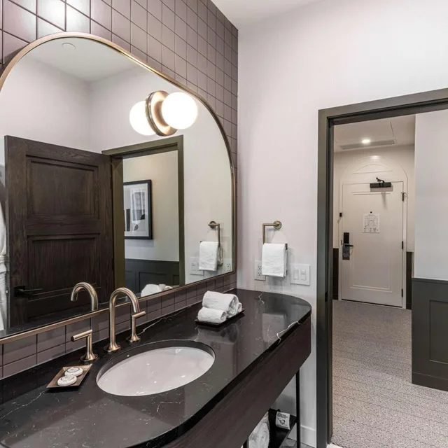 غرفة ركنية بسرير كينج، The Westley Calgary Downtown, Tapestry Collection by Hilton 7/8