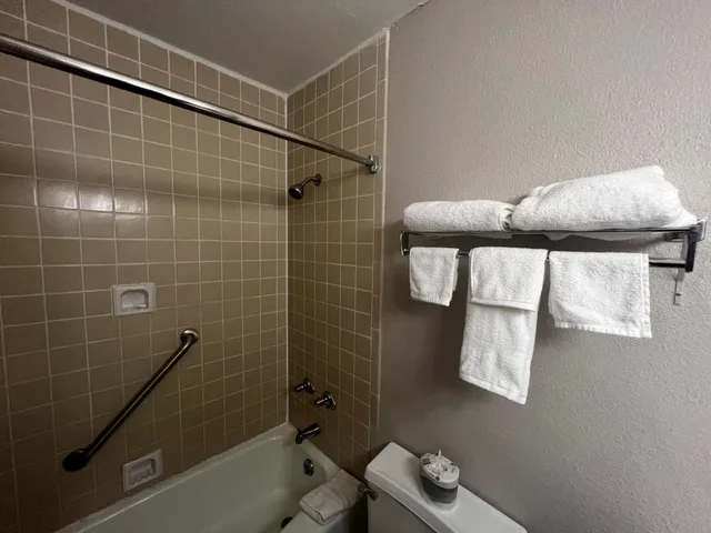 غرفة بسريرين مزدوجين بحوض استحمام لذوي الإعاقة، Baymont By Wyndham Port Arthur 9/9