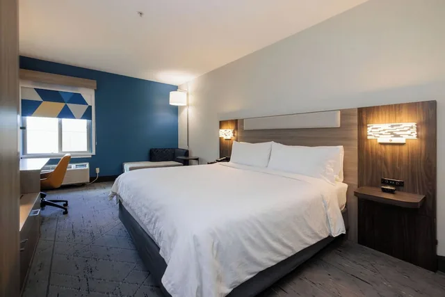 Standard, Holiday Inn Express Hotel Suites Berkeley 2/8