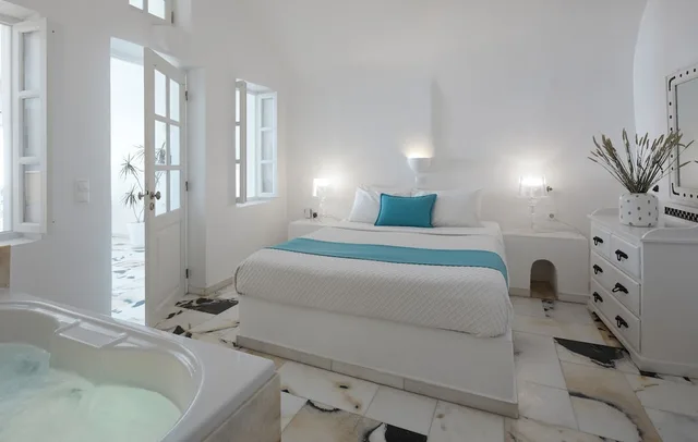 1 Bedroom, Honeymoon, Suite, Queen Bed, Caldera View, Sea View, Jetted Tub، Iliovasilema Suites 4/4