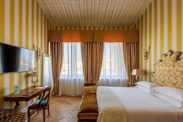Panoramic, Suite, King Bed, Helvetia And Bristol Firenze Starhotels Collezione 2/10