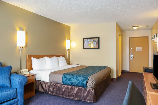 غرفة قياسية بسرير كينج مع أريكة في طابق مرتفع، Econo Lodge Darien Lakes 1/7