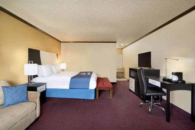 غرفة بسرير كينج يُسمح فيها بالحيوانات الأليفة، Days Inn by Wyndham Bend 1/1