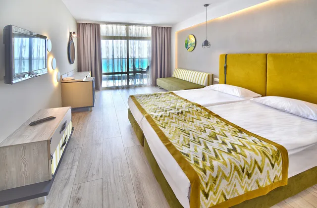 غرفة بسرير مزدوج بإطلالة على البحر، Grifid Encanto Beach Ultra All Inclusive 1/3