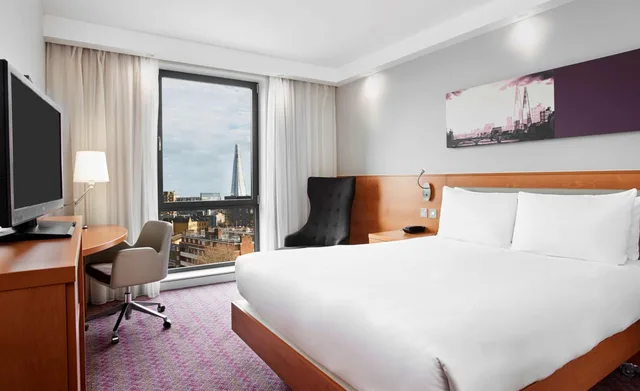 غرفة بسرير كينج وسرير كوين بإطلالة على المدينة، Hampton by Hilton London Waterloo Hotel 1/10