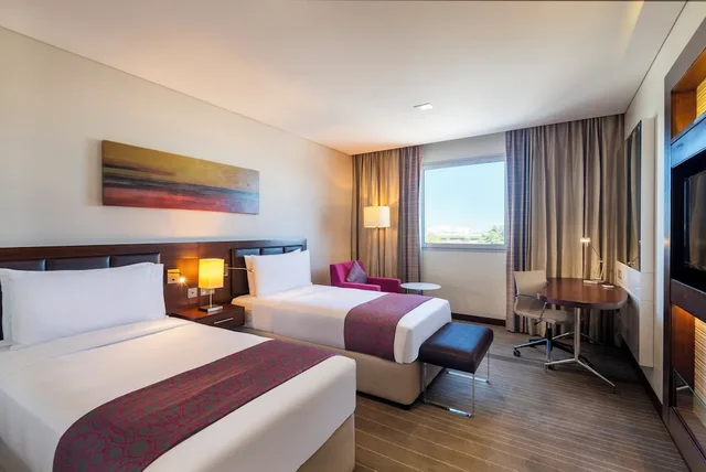 غرفة قياسية بسريرين منفصلين بإطلالة على المسبح، Holiday Inn Muscat al Seeb by IHG 2/8