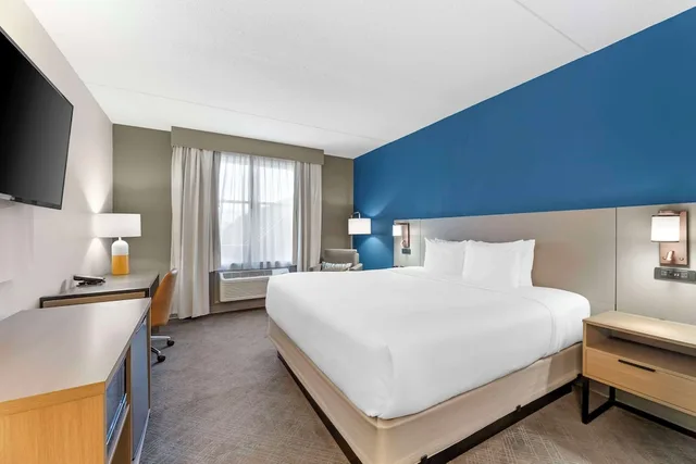 غرفة بسرير كينج، Comfort Inn & Suites Cuyahoga Falls - Akron 1/3