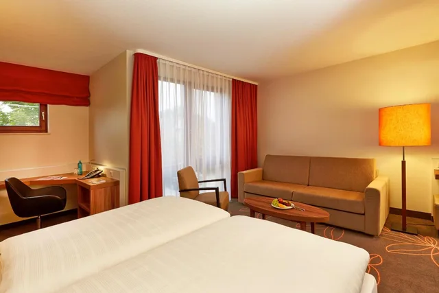 جناح جونيور، H+ HOTEL HANNOVER 2/6