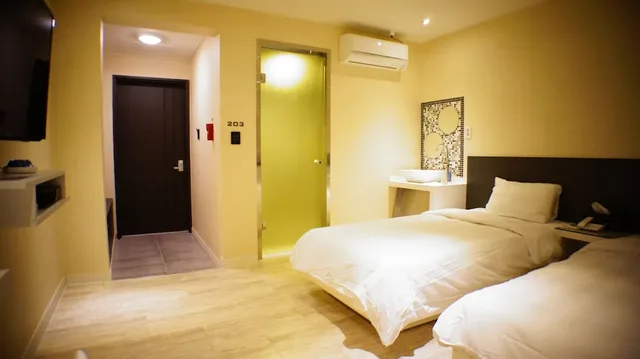 غرفة بزنس بسريرين منفصلين، Hotel At Noon 2/2