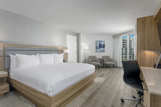 غرفة قياسية بسرير كينج بإطلالة، Perdido Beach Resort 2/4