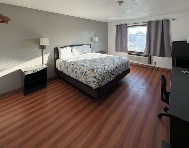 Deluxe, King Bed, Motel6 Fond Du Lac, WI 2/7