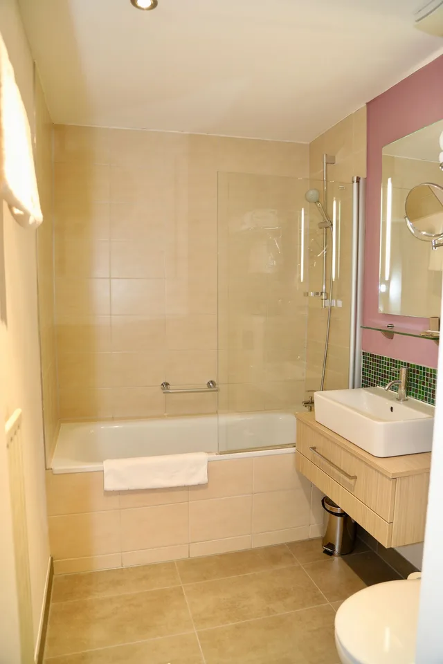 غرفة رباعية بسرير مزدوج وسريرين منفصلين، Hotel New Orly 3/4