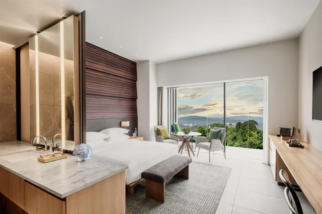 غرفة بسرير مزدوج بإطلالة على الجبل، Hyatt Centric Kota Kinabalu 1/4
