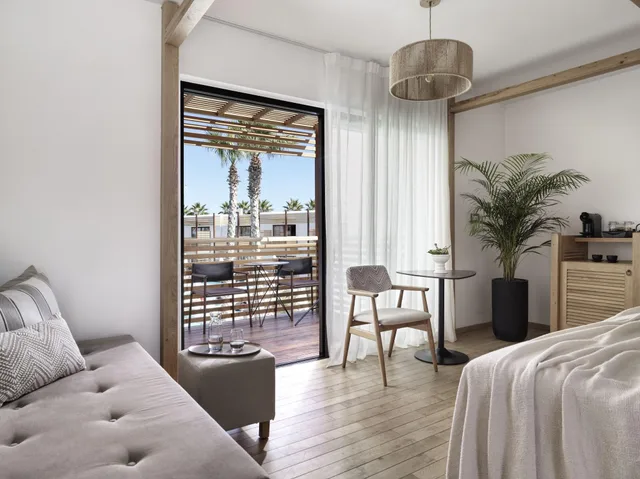 غرفة بريميوم بسرير مزدوج بإطلالة على المسبح بحوض جاكوزي، Stella Island Luxury Resort & Spa - Adults Only 3/4