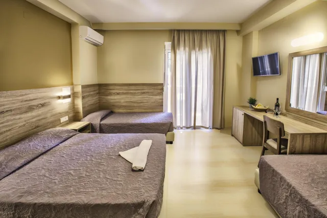 غرفة قياسية ثلاثية بشرفة، Sofia Hotel 2/2