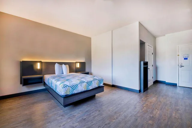 غرفة بسرير مزدوج لذوي الإعاقة، Motel6 Norman, OK 1/10