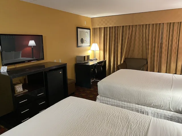 غرفة قياسية بسريرين كوين، Ramada By Wyndham Rochelle Park Near Paramus 2/4