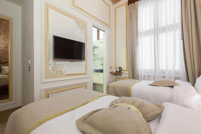 Connecting, Pera Parma Hotel 3/3