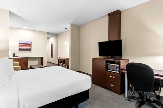 جناح بسرير كينج مع أريكة، Best Western St. Louis Airport North Hotel & Suite 1/3
