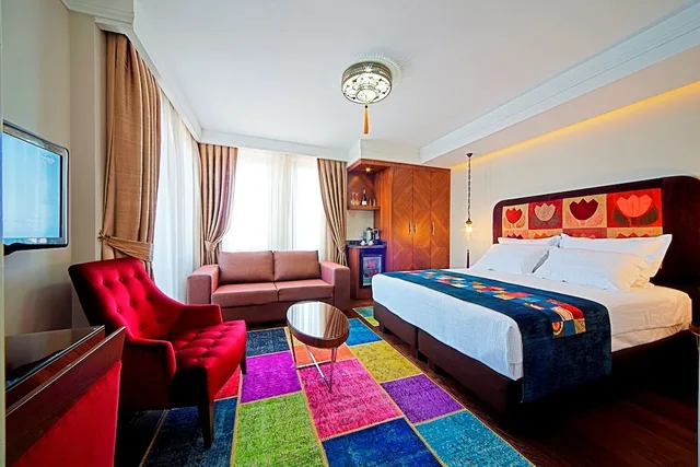جناح جونيور بسرير كوين مع أريكة، Azade Suites Special Class 1/6