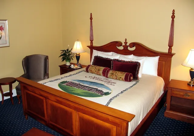 Skyline, Suite, King Bed, Sofa، Mimslyn Inn Historic Hotels Of America 1/2