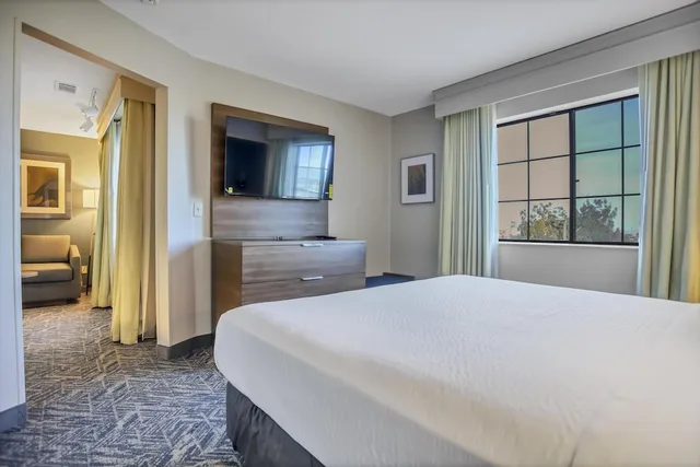 جناح بسرير كينج مع أريكة بمنطقة جلوس لذوي الإعاقة، Best Western Hesperia Victorville Suites 4/5