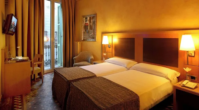 غرفة بسريرين منفصلين بشرفة، Hotel Nouvel 1/3
