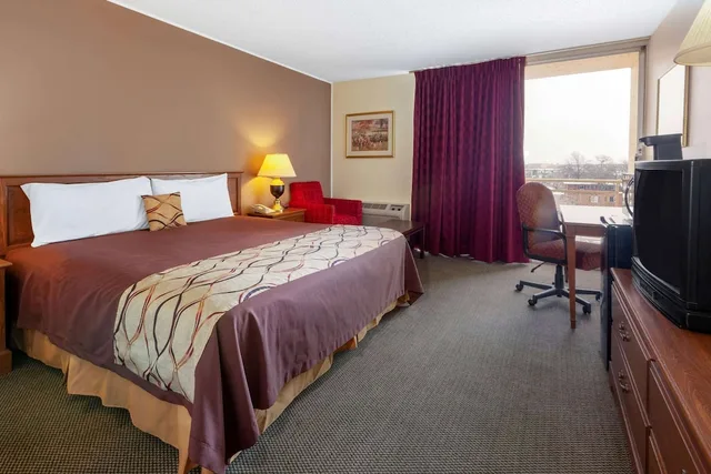 غرفة بسرير كينج، Travelodge by Wyndham Cleveland Airport 1/3