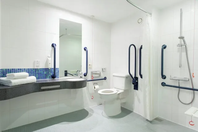 غرفة قياسية بسرير كينج لذوي الإعاقة، Holiday Inn Express Cheltenham 4/5
