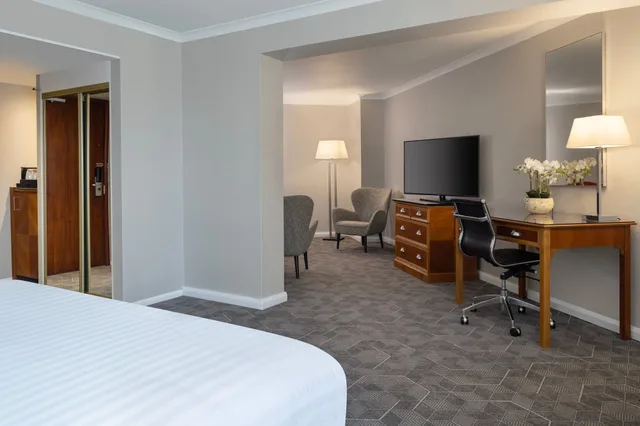 غرفة سوبيريور بسرير كينج مع أريكة، Delta Hotels by Marriott Northampton 2/4