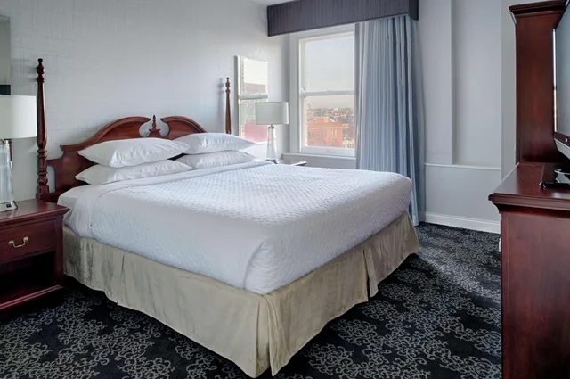 جناح كبير ركني بسرير كينج بغرفتين، Embassy Suites By Hilton Portland Downtown 1/1