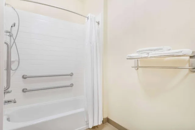 غرفة بسرير كينج، Days Inn & Suites by Wyndham Katy 9/9
