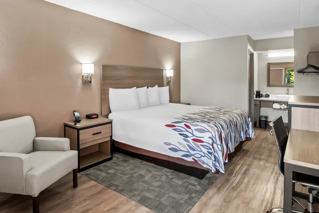 Deluxe, Queen Bed, Red Roof Inn Ann Arbor - University Of Michigan South 3/6