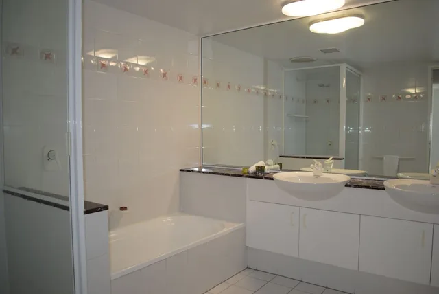 3 Bedrooms, Twin Beds, 2 King Beds, Beach View, Beachview Apartments at Villa Paradiso 6/6
